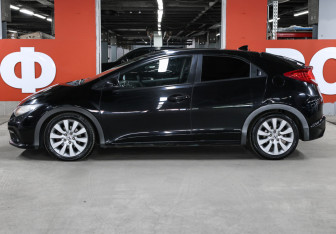 Подержанный автомобиль Honda Civic Hatchback 2012 года (6 фото)