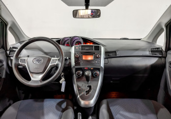 Подержанный автомобиль Toyota Verso 2014 года (14 фото)