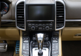 Подержанный автомобиль Porsche Cayenne 2016 года (16 фото)