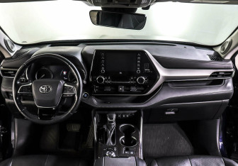 Подержанный автомобиль Toyota Highlander 2021 года (8 фото)