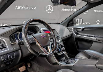 Подержанный автомобиль Volvo XC60 2017 года (16 фото)