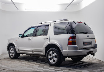 Подержанный автомобиль Ford Explorer 2005 года (7 фото)