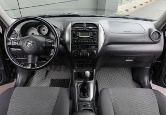 Подержанный автомобиль Toyota RAV4 2004 года (14 фото)