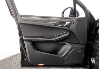 Подержанный автомобиль Porsche Macan 2015 года (19 фото)