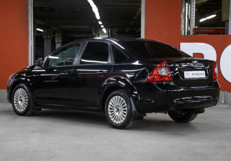 Подержанный автомобиль Ford Focus Sedan 2008 года (7 фото)