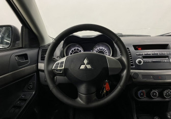 Подержанный автомобиль Mitsubishi Lancer Sedan 2012 года (14 фото)