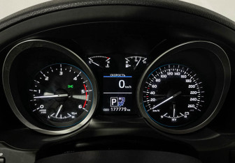 Подержанный автомобиль Toyota Land Cruiser Suv 2014 года (11 фото)