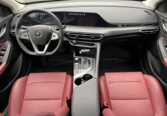 Подержанный автомобиль Changan Eado Plus 2023 года (10 фото)