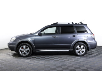 Подержанный автомобиль Mitsubishi Outlander 2005 года (8 фото)