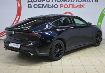 Подержанный автомобиль Changan UNI-V 2022 года (4 фото)
