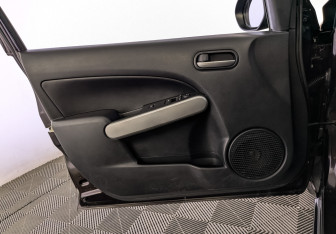 Подержанный автомобиль Mazda 2 Hatchback 2012 года (19 фото)