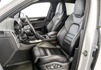 Подержанный автомобиль Porsche Cayenne 2020 года (20 фото)