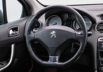 Подержанный автомобиль Peugeot 308 Hatchback 2011 года (15 фото)