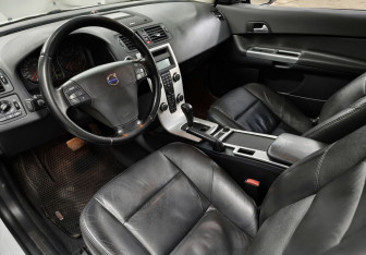 Подержанный автомобиль Volvo C30 2012 года (14 фото)