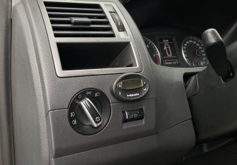 Подержанный автомобиль Volkswagen Caravelle 2012 года (15 фото)