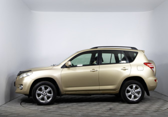 Подержанный автомобиль Toyota RAV4 2010 года (8 фото)