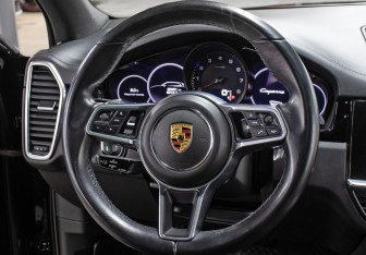 Подержанный автомобиль Porsche Cayenne 2021 года (17 фото)