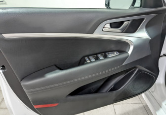 Подержанный автомобиль Genesis G70 2019 года (19 фото)