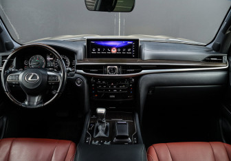 Подержанный автомобиль Lexus LX 2017 года (15 фото)