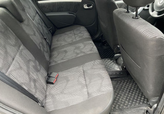 Подержанный автомобиль Renault Logan Sedan 2010 года (11 фото)