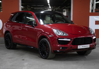 Подержанный автомобиль Porsche Cayenne 2013 года (3 фото)