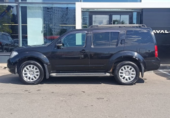 Подержанный автомобиль Nissan Pathfinder 2010 года (8 фото)