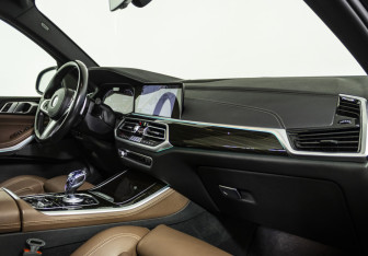 Подержанный автомобиль BMW X5 2021 года (9 фото)