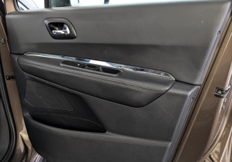 Подержанный автомобиль Peugeot 3008 2014 года (24 фото)