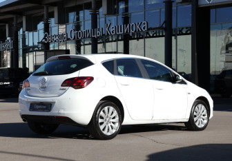 Подержанный автомобиль Opel Astra Hatchback 2010 года (5 фото)
