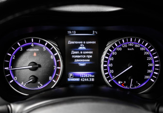 Подержанный автомобиль Infiniti Q50 2016 года (10 фото)