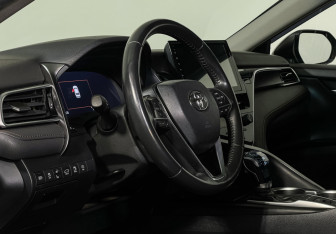 Подержанный автомобиль Toyota Camry Sedan 2022 года (13 фото)