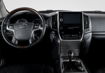Подержанный автомобиль Toyota Land Cruiser Suv 2016 года (12 фото)