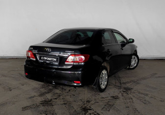 Подержанный автомобиль Toyota Corolla Sedan 2010 года (6 фото)