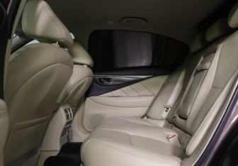 Подержанный автомобиль Infiniti Q50 2014 года (11 фото)