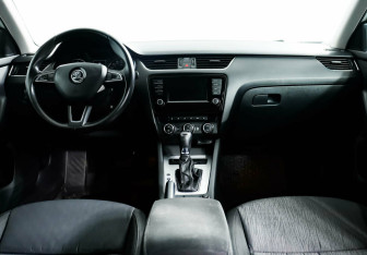 Подержанный автомобиль Skoda Octavia Liftback 2016 года (7 фото)