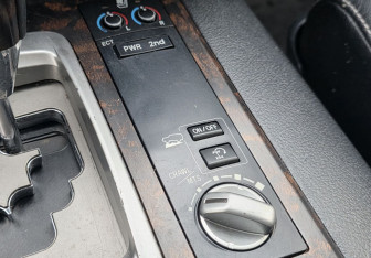 Подержанный автомобиль Toyota Land Cruiser Suv 2014 года (20 фото)