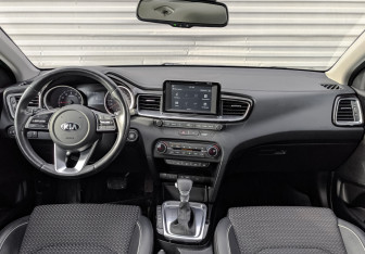 Подержанный автомобиль Kia Ceed Hatchback 2019 года (14 фото)