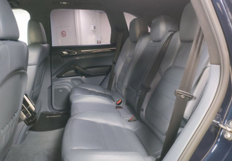 Подержанный автомобиль Porsche Cayenne 2012 года (11 фото)