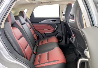 Новый FAW Bestune T77 2024 (12 фото)