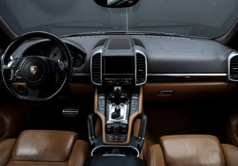 Подержанный автомобиль Porsche Cayenne 2012 года (11 фото)