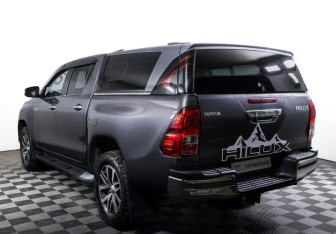 Подержанный автомобиль Toyota Hilux 2015 года (7 фото)