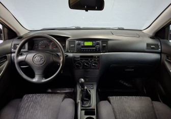 Подержанный автомобиль Toyota Corolla Hatchback 2004 года (16 фото)