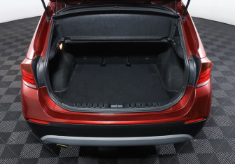 Подержанный автомобиль BMW X1 2010 года (10 фото)