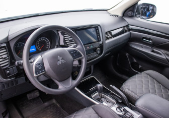 Подержанный автомобиль Mitsubishi Outlander 2022 года (9 фото)