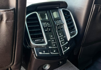 Подержанный автомобиль Porsche Cayenne 2012 года (25 фото)