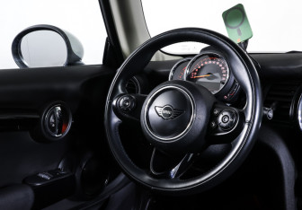 Подержанный автомобиль MINI Hatch 2018 года (13 фото)