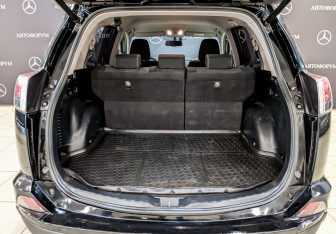 Подержанный автомобиль Toyota RAV4 2019 года (8 фото)