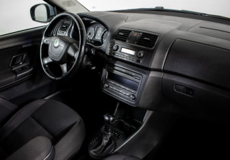 Подержанный автомобиль Skoda Fabia Hatchback 2011 года (10 фото)