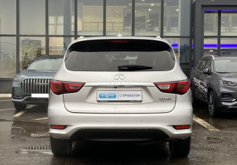 Подержанный автомобиль Infiniti QX60 2018 года (6 фото)