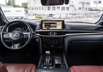 Подержанный автомобиль Lexus LX 2018 года (11 фото)